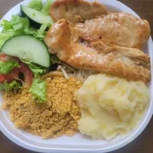 imagem do produto Frango grelhado com salada verde ou maionese