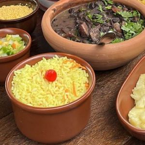imagem do produto Feijoada suculenta recheada com Bacon,  calabresa, carne suína, charque 