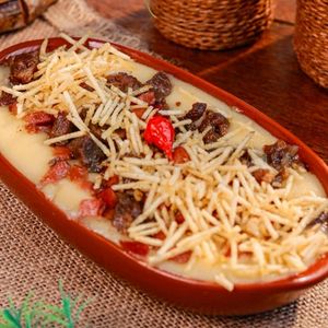 imagem do produto Purê de macaxeira com carne de sol e calabresa, batata palha