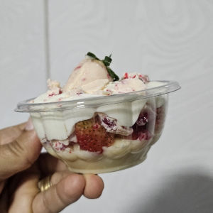 imagem do produto Bombom de morango cravejado no pote