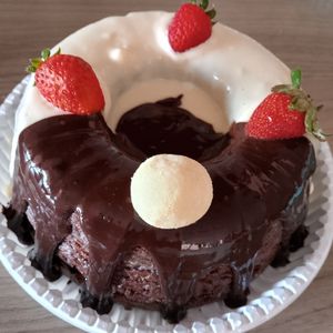 imagem do produto Bolo de chocolate com cobertura mista de chocolate com leite ninho 