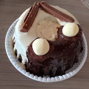 imagem do produto Bolo de chocolate com cobertura de chocolate com leite ninho 
