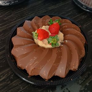 imagem do produto Ninho com Brigadeiro e Morango - Bombom Gigante Vulcão 