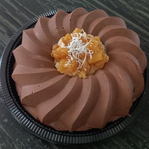 imagem do produto Abacaxi Caramelizado com Coco em Flocos e Ninho - Bombom Gigante Vulcão 