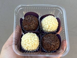 imagem do produto Quarteto de Brigadeiro Gourmet - Brigadeiro Branco e Chocolate ao Leite