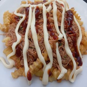 imagem do produto Batata Crinkle com Pernil ao molho Barbecue e Finalizada com Catupiry Original 4 Queijos