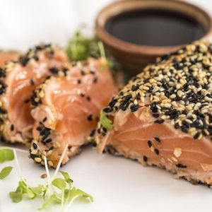 imagem do produto Sashimi de salmão selado com gergelim 