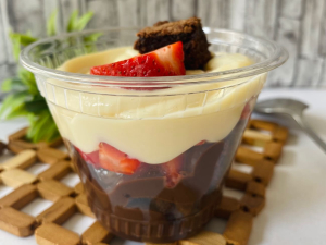imagem do produto Copo da Felicidade Brownie Com Morangos + Creme de Ninho