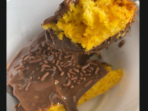 imagem do produto Fatia de Bolo de Cenoura Com Calda De Chocolate
