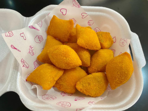 imagem do produto Porção de Salgados - Coxinha de Carne + Pastelzinho de Presunto e Queijo