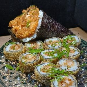 imagem do produto Combo: Temaki Camarão Croc com 10 Hot Holl de kani.