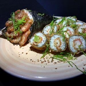 imagem do produto Combo: (Temaki de Kani Croc com 10 peças Hot holl de Camarão.)
