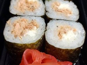 imagem do produto Hossomaki de salmão grelhado - 5 peças