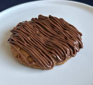 imagem do produto Cookie Artesanal de Baunilha c/ Gotas de Chocolate e Cobertura de Nutella (115g)