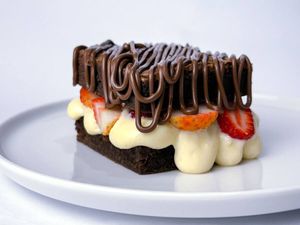 imagem do produto Sanduíche Brownie - Brigadeiro Ninho com Morangos e Cobertura de Nutella