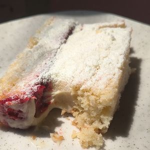 imagem do produto Bolo Gelado - Ninho com Geleia de morango 