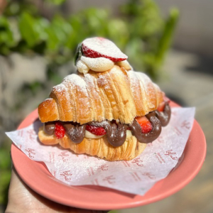 imagem do produto Mega croissant morango com Nutella e Ninho