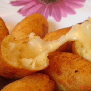 imagem do produto COXINHA DE MACAXEIRA C/ QUEIJO