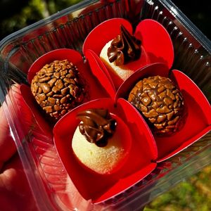 imagem do produto Caixinha de brigadeiros 