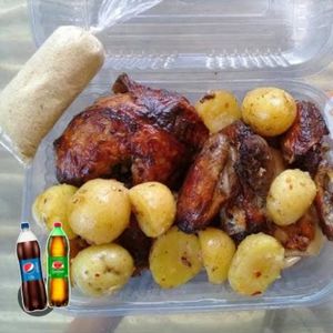 imagem do produto Combo frango médio+batata assada +farofa grátis refrigerante de 1,5 litro ( não dá pra escolher o sabor vai depender da disponibilidade consulte)