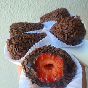 imagem do produto Coxinha de brigadeiro com morango 