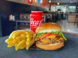 imagem do produto Big Smash Salada + lata Coca normal & Fritas + R$ 14,99 leve outro burger
