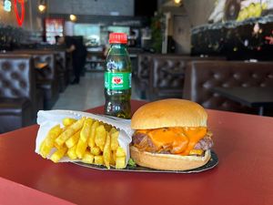 imagem do produto Big Smash Melt Cheddar + Guaraná Pet & Fritas + R$ 18,99 leve outro burger