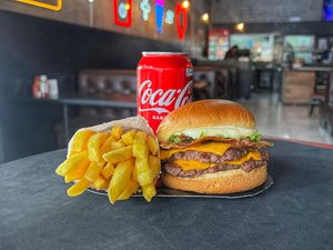 imagem do produto Big Smash Tasty + lata Coca normal & Fritas + R$ 14,99 leve outro burger