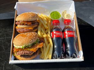 imagem do produto Combo Burger na Caixa (02 pessoas) + Fritas + Molhos Especiais + 02 Coca Normal