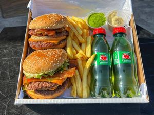 imagem do produto Combo Burger na Caixa (02 pessoas) + Fritas + Molhos Especiais + 02 Guaraná Pet