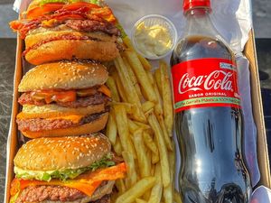 imagem do produto Combo Burger (03 pessoas) + Fritas + Molhos Especiais + Coca Normal 600ml