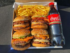 imagem do produto Combo Burger (04 pessoas) + Fritas + Molhos Especiais + Coca Normal 600ml