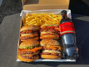 imagem do produto Combo Burger (04 pessoas) + Fritas + Molhos Especiais + Coca Zero 600ml