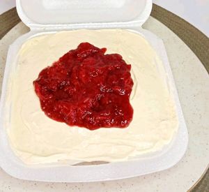 imagem do produto Bolo na marmita limão siciliano com Geleia de morango (zero açúcar)