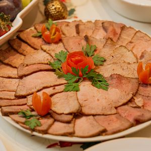 imagem do produto ROASTBEEF MONTADO NO PRATO COM MOLHO ESCABECHE A PARTE - Kg