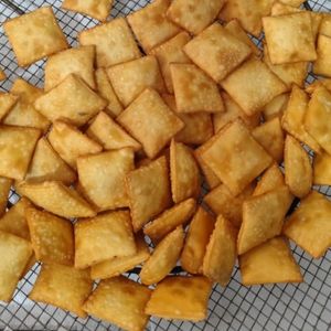 imagem do produto Mini pastéis de carne frito. Bandeja de meio kg (70 pastelzinho)