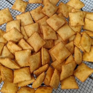 imagem do produto Mini pastéis de queijo frito.( Bandeja de meio kg 70 pastelzinho)