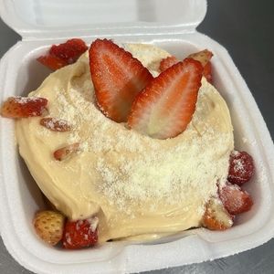 imagem do produto Mini Vulcão ninho com morangos - Massa Branca 