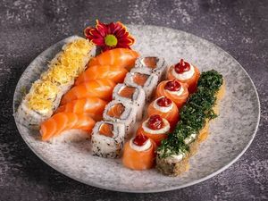 imagem do produto Combo Sushi 04  25 peças + Coca Lata  R$ 69,90
