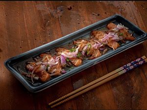 imagem do produto Carpaccio de Salmão com Molho Ponzo e Cebola Roxa (18 und.)