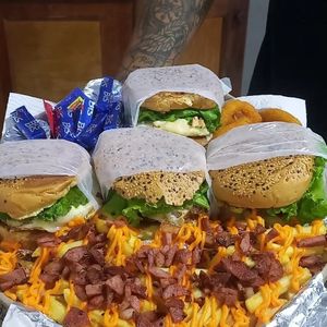 imagem do produto O Mais vendido serve bem 4 pessoas + refri 1.5