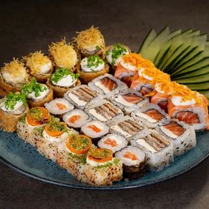 imagem do produto Combinado 3 (30 peças).                                         5 hot Roll camarão, 5 hot Roll salmão , 5 hossomaki salmão, 5 Uramaki salmão , 5 Uramaki camarão , 5 Uramaki Filadélfia, 