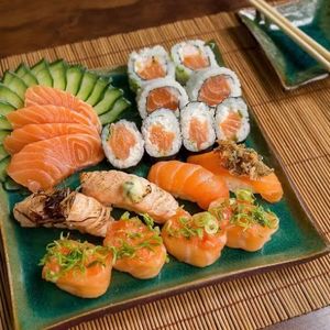 imagem do produto Combinado 1 (14 peças).                                                                                       4 sashimi, 2 Hossomaki, 2 Uramaki Filadélfia, 4 niguiri de salmão, 2 Joy.