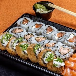 imagem do produto Combinado 2  (15 peças).                                                                 5 hot Roll salmão grelhado, 5 Uramaki salmão grelhado, 5 Uramaki Filadélfia 