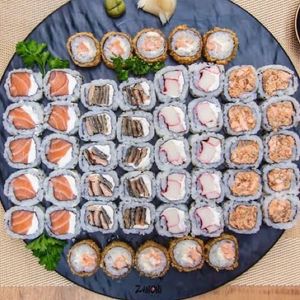 imagem do produto Combinado 4 (50 peças)                           10 Uramaki Filadélfia, 10 Uramaki camarão , 10 Uramaki salmão grelhado,  10 hot Roll salmão, 10 Uramaki skin. 