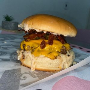 imagem do produto Hambúrguer de Bacon +Fritas/refrigerante 