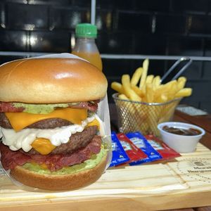 imagem do produto Combo Burguer tri duplo+saquinho de Batata+refri lata 350ml