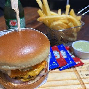 imagem do produto Combo Burguer Salada + saquinho de Batata+refri 200ml