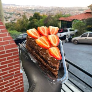 imagem do produto Fatia Brownie brigadeiro com morango 