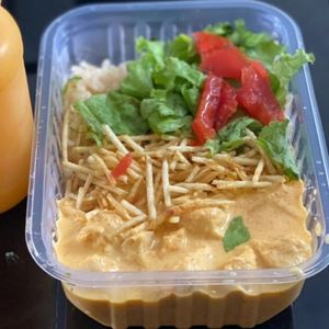 imagem do produto STROGONOFF DE FRANGO, ARROZ INTEGRAL, BATATA PALHA E SALADA